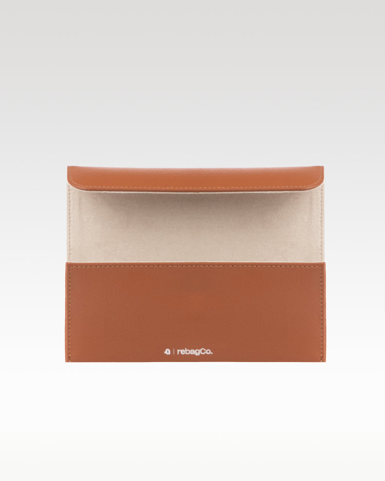 Vault Eyewear Case brown – secure magnetic closure detail